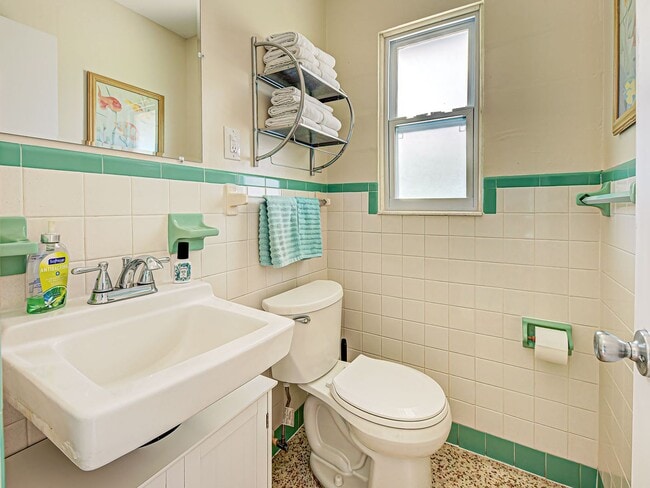 Building Photo - Seasonal Rental Near Venice – Pet-Friendly...