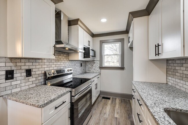 Building Photo - Newly Renovated Rock Hill Home Close to Downtown