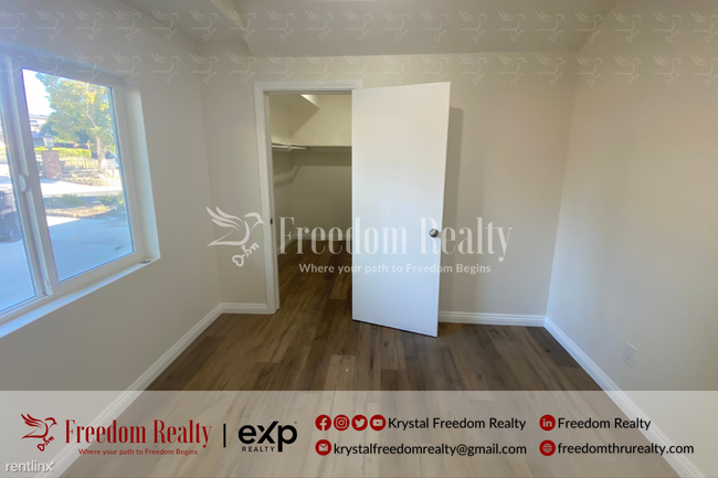 Building Photo - 2 br, 1 bath Triplex - 1765 Los Feliz Driv...