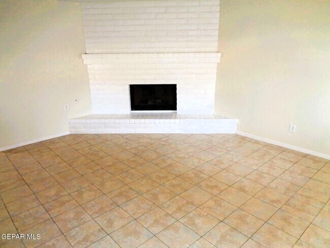 Building Photo - 3028 E Glen Dr