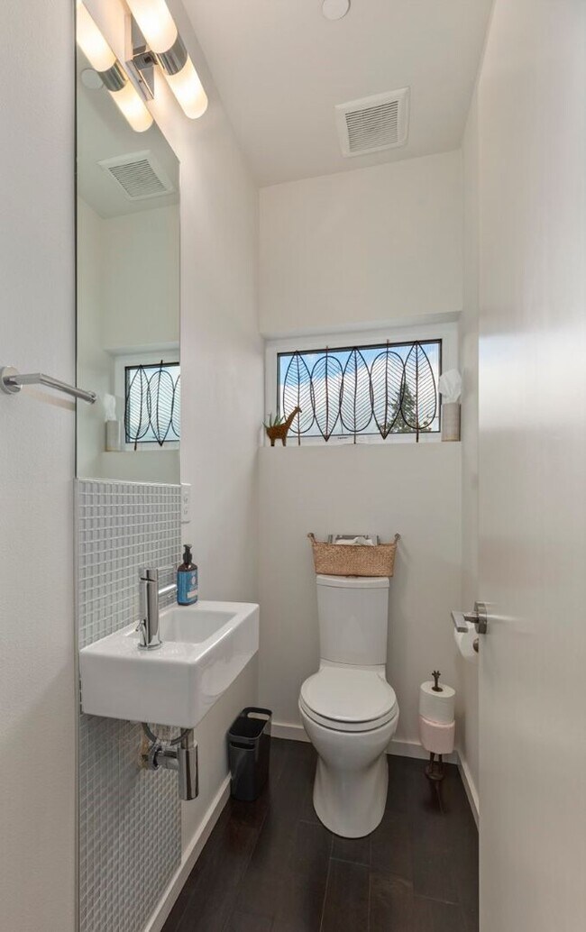 Building Photo - 3Bd/3Ba Seattle Townhouse