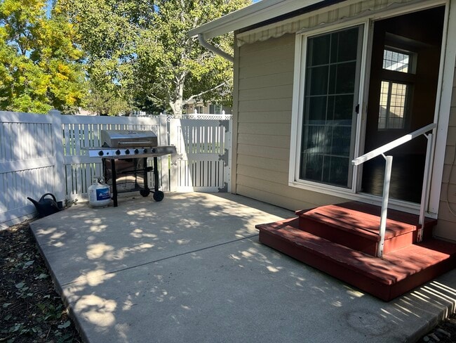 Enclosed patio - 3716 Decathlon Pky