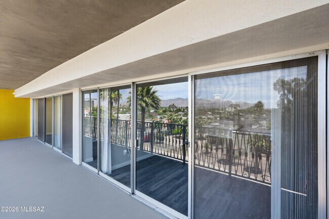 Building Photo - 425 W Paseo Redondo