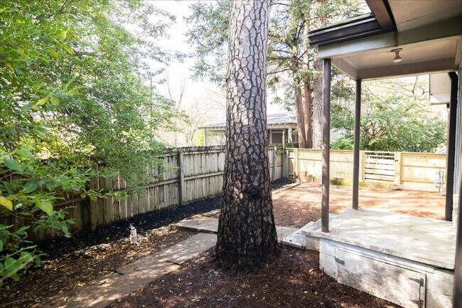 Building Photo - Beautifully Renovated 2/1 in Desirable Gra...