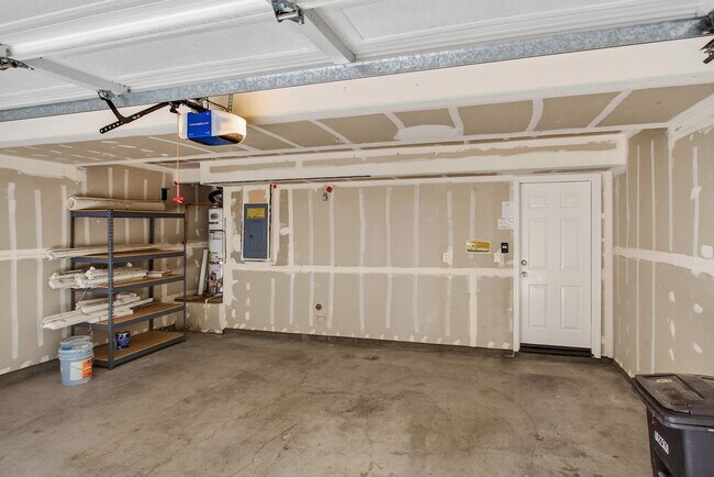 Building Photo - Available now, Townhouse in MV! $5,500
