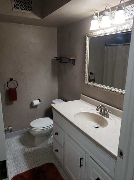Building Photo - 302 Pinewood Cir