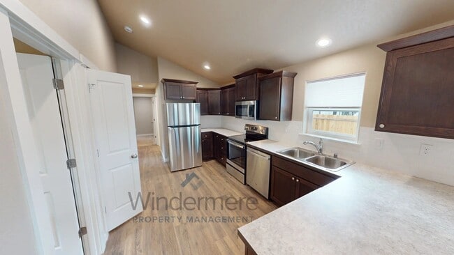 Building Photo - 221 Laurel St