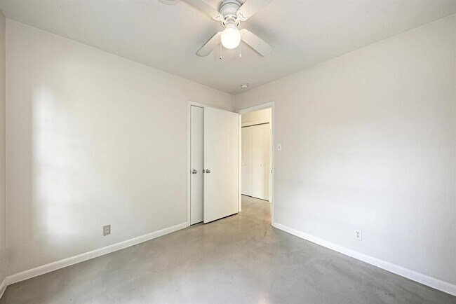 Building Photo - 2508 East Side Dr