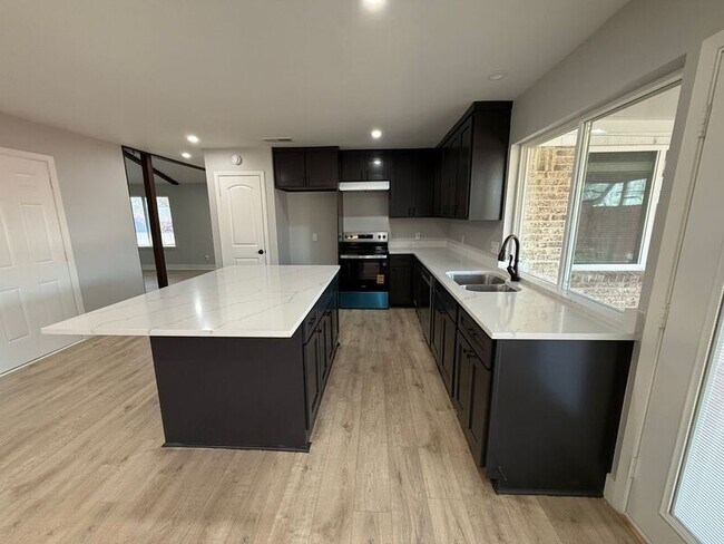 Building Photo - 1255 Valencia Ln