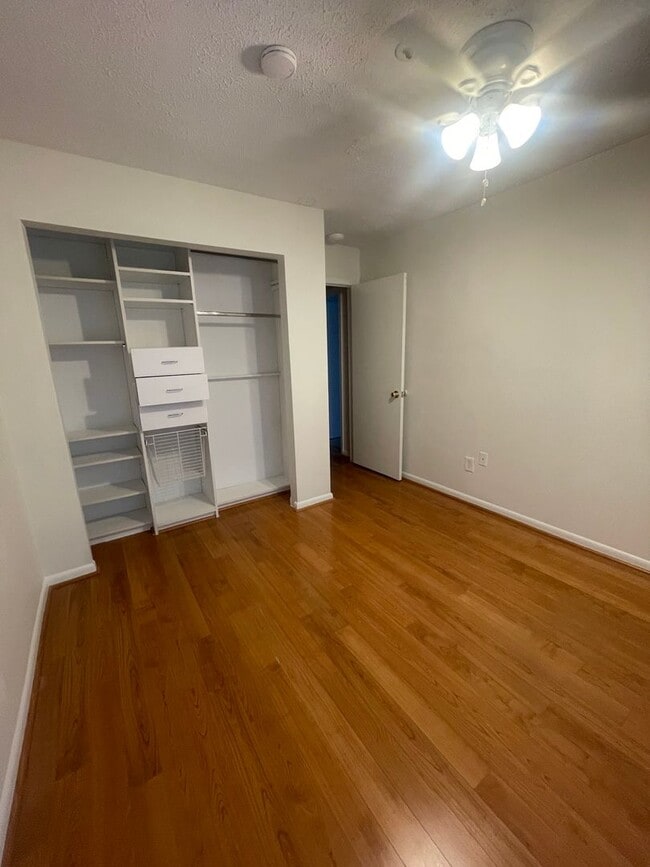 Building Photo - VERY SPACIOUS CONDO ON 3RD FLOOR WITH ELEV...