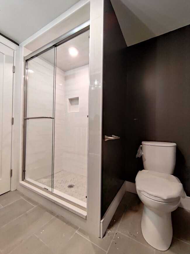 Building Photo - 3 bed 2 Bath on Washington Sq. Central Heat/AC, In-Unit Washer and Dryer, Steps from the T Stop