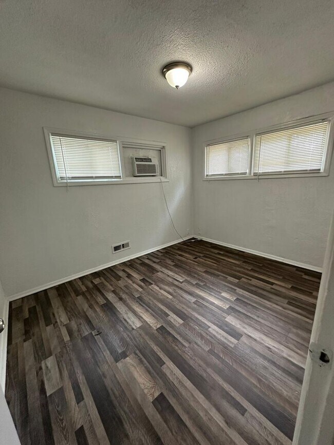 Building Photo - 4 bedroom 1 bathroom
