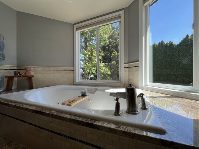 Building Photo - Stunning Bull Mountain Home with Gourmet Kitchen & Luxurious Primary Suite Retreat