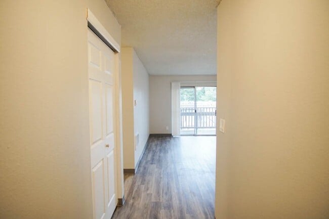 Building Photo - Near OHSU-Nicely Renovated 1Bdr w/Large Closets + DW & Private Balcony!