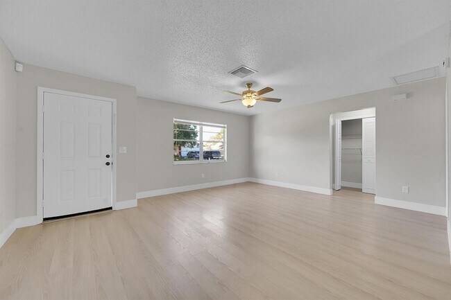 Building Photo - 2251 SE Holland St