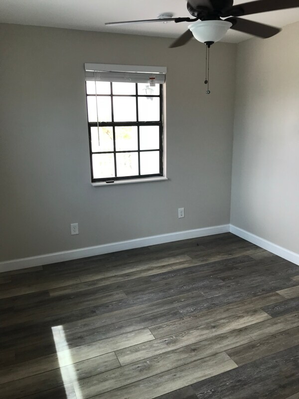 Building Photo - 467 W Shore Dr