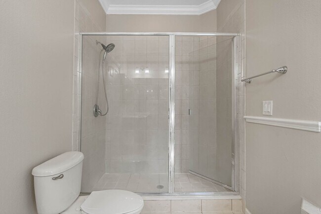 Building Photo - Around the Corner to Avalon Park Towncente...