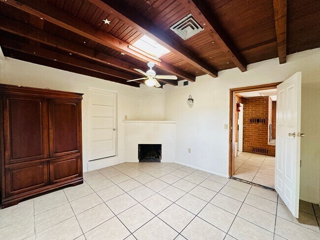 Building Photo - RogerRd237-243