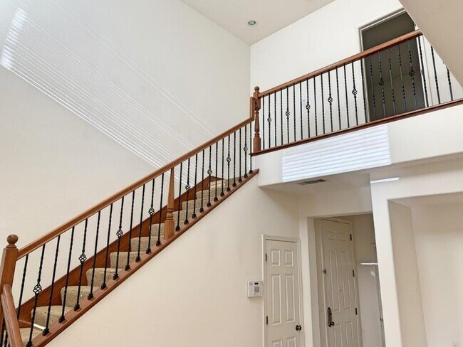 Building Photo - NEWER MODERN 3 BEDROOM VACAVILLE *STAR REN...