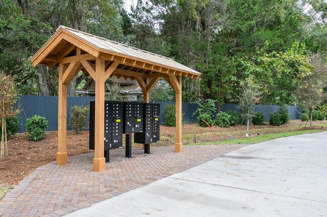 Building Photo - Luxury Four Bedroom Townhome on Hilton Head Island!