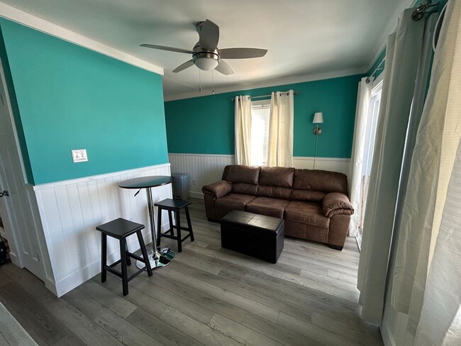 Building Photo - Monthly rental offered on this furnished r...