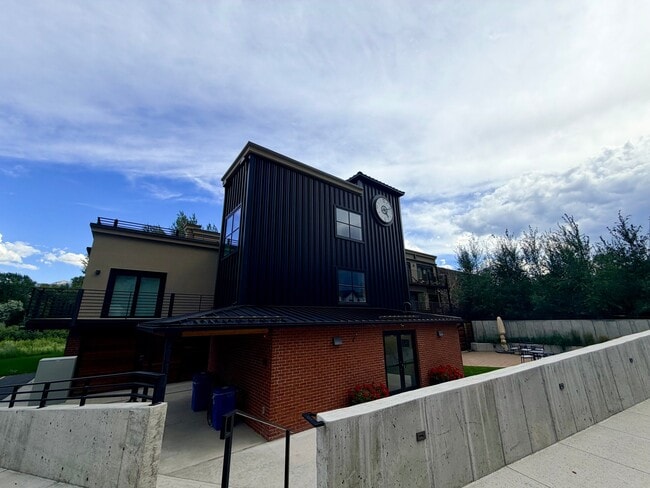 Building Photo - 1001 River Dr