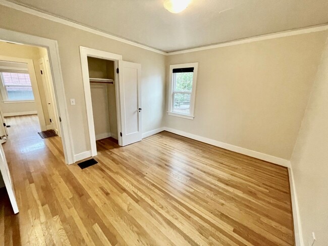 Building Photo - Rare Find, Large 3bd/2bathroom (w/ Bonus Rooms) House Near Rose City Golf Course