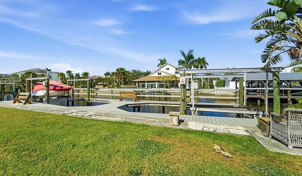 Building Photo - 4836 Esplanade St