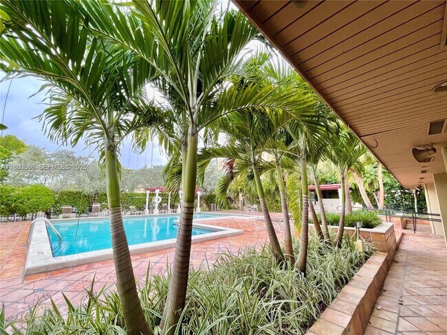 Building Photo - 10431 N Kendall Dr