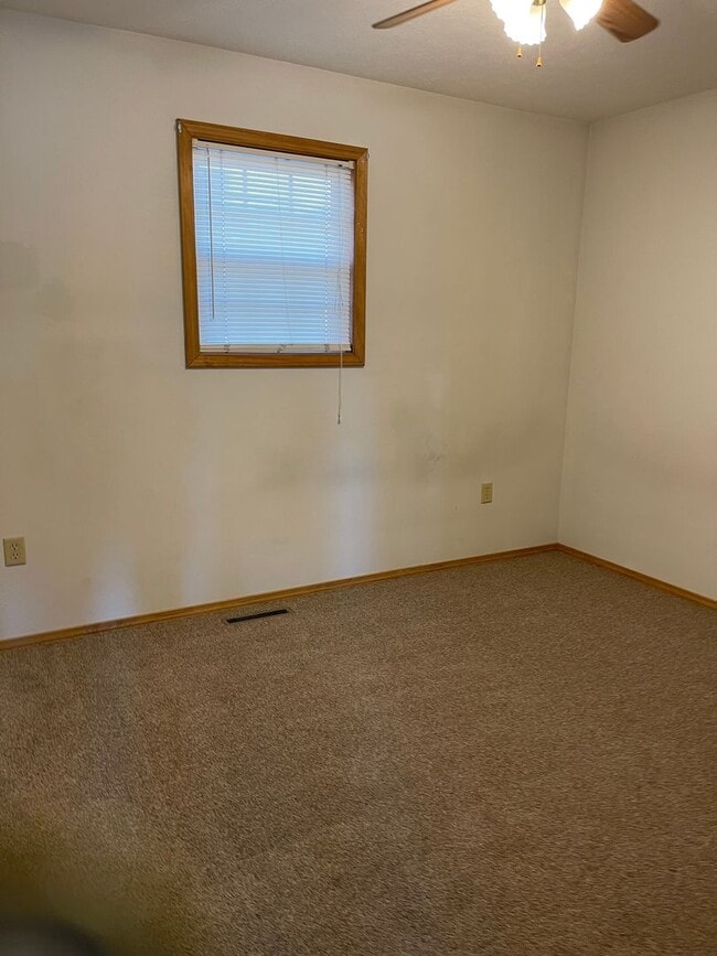 Building Photo - 2 BEDROOM 1 BATHROOM APARTMENT FOR RENT