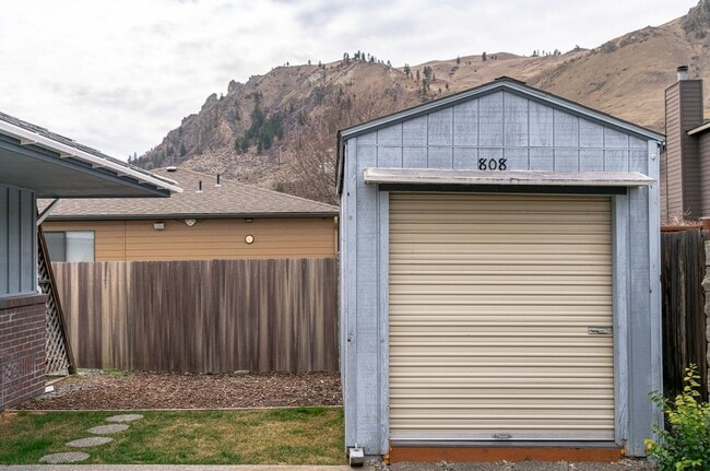 Building Photo - Single Floor Home! 3 bedroom, 3 bathrooms ...