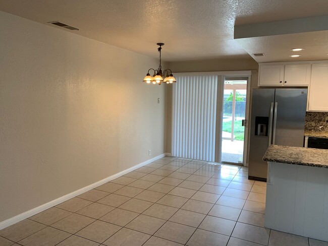 Building Photo - Single story home, large backyard, close t...