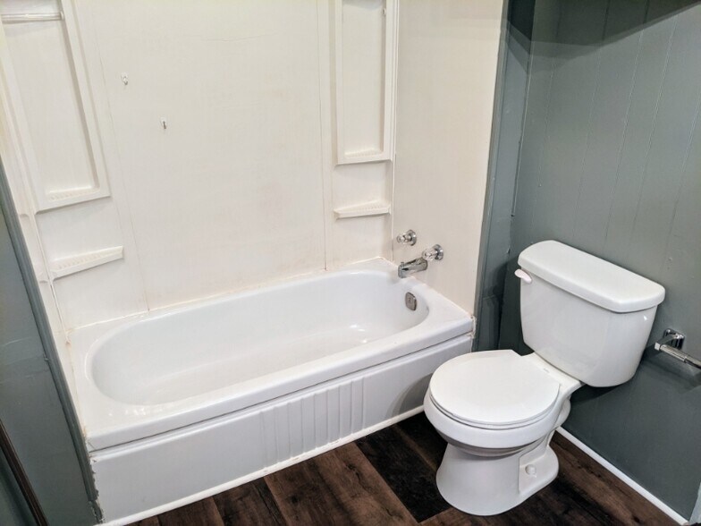 Building Photo - 700 Lincoln St