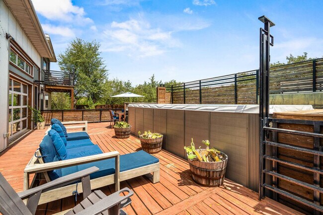 Building Photo - 9801 Mor Dr