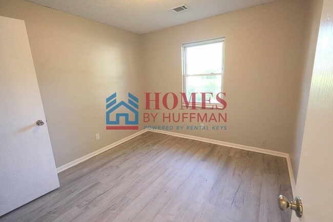Building Photo - Three Bedroom House | Remodeled & Move in Ready | Deposit Special