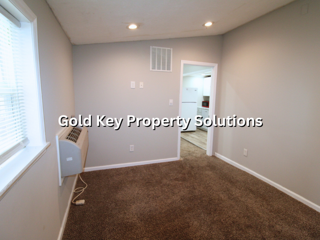 Building Photo - 1 BR 1 BA Downstairs Apartment with ALL UT...