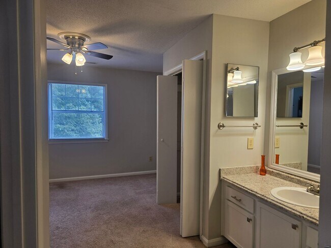 Building Photo - Convenient 2BR/2.5BA Condo in Chapel Hill