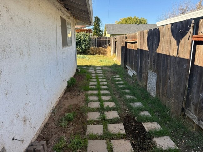 Building Photo - 2 Bedroom 1 bath Duplex