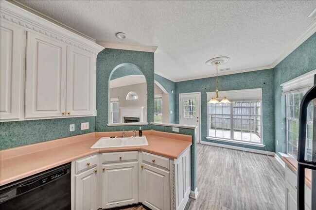 Building Photo - Country Club Living