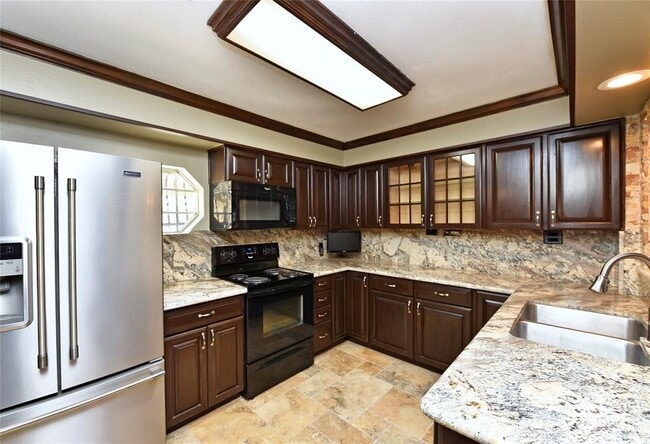 Building Photo - 2802 S Doral Dr