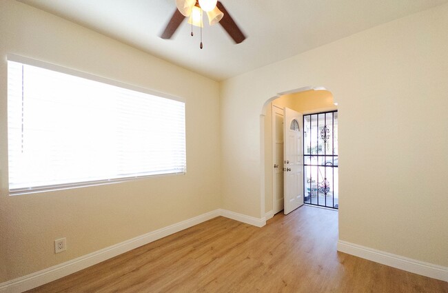 Building Photo - House - 3 Bedrooms / 1 Baths - Compton