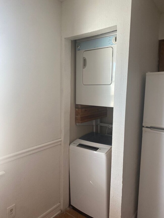 Building Photo - Great 2 Bedroom Condo !