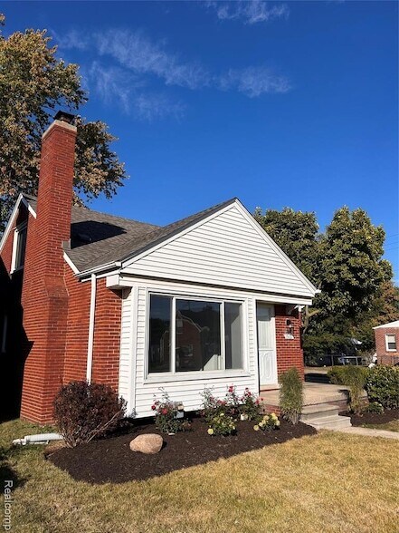 Building Photo - 15161 Sprenger Ave