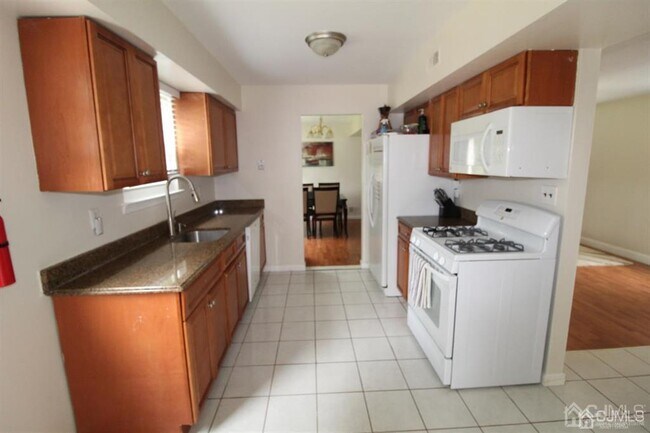 Building Photo - 47 Linden Ln S