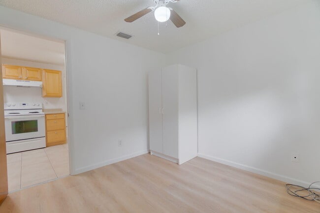 Building Photo - 4943 SE Flounder Ave