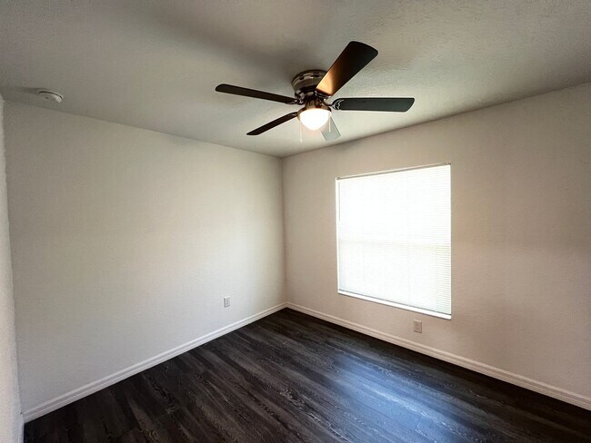 Building Photo - Beautiful 3 Bedroom, 2 Bathroom Home in Oc...