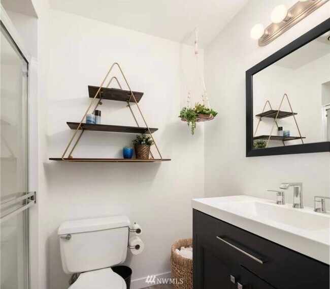 Building Photo - Magnolia Gem, Renovated for todays modern lifestyle