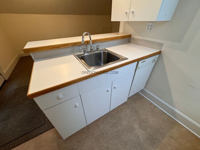 Building Photo - 2 Bedroom 1 bath downtown apartment availa...