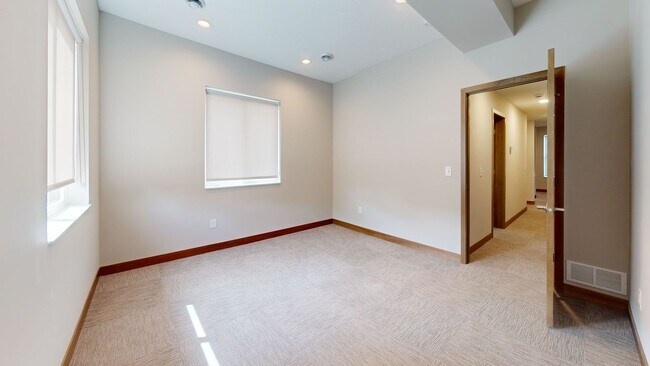 Building Photo - Remodeled 10 Bedroom House in Dinkytown!