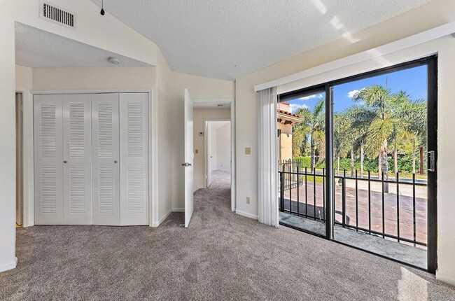 Building Photo - 3 Uno Lago Dr